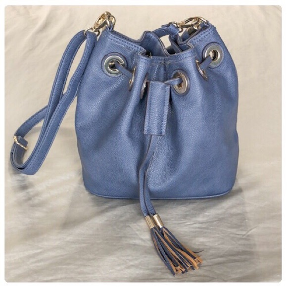 JustFab Handbags - 💕Like New Vegan Leather Bucket Bag💕